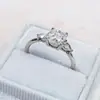 Anillo Huajie de Estilo Europeo y Americano Elegante de Cuatro Garras con Circonita para Mujer, Anillo de Boda Simulada con Diseño Microincrustado, Anillo de Moda y Único