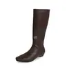 Estas botas son tan elegantes, estilizan y hacen que tus piernas se vean rectas.. Son pequeños, cilíndricos y tienen un diseño estilo caballero.. Son botas largas de 2026 de grosor, de tacón bajo, punta cuadrada, elásticas y de caña alta para mujer.