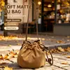 Bolsa de Suerte con Cordón Nueva Colección Otoño 2026 Transfronteriza para Mujer, Bolso de Hombro Versátil Personalizado, Bolso Cubo de Gamuza