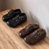 Sapatos Rasos Femininos Pequenos de Couro Patchwork Decorativos com Fivela Dupla Estilo Casual Retrô 2026 Primavera Novos