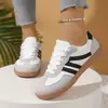 Venta al por mayor de fabricante de zapatillas deportivas casuales con cordones de nuevo estilo 2026, zapatillas de malla, zapatos de entrenamiento alemanes de suela plana para mujer, zapatos de mujer