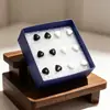 ED051 aretes de botón blanco y negro aretes de botón de amor de corazón de durazno aretes exquisitos estampados de corazón a corazón aretes de botón geométricos blancos y negros