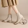 Botas Curtas de Salto Grosso Estilo Chinês para Mulheres Outono e Inverno 2025 Novas Botas Individuais Versáteis e Confortáveis Bico Quadrado Modernas Botas Pequenas de Couro
