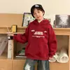 Moletom com Capuz Forrado de Lã Elmo Vermelho de Ano Novo para Bebês e Crianças Estilo Inverno 2025 Meninos e Meninas Moletom Grosso com Estampa de Letras Americanas