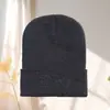 Gorro de lana otoño e invierno gorro para el frío gorro de punto para pareja color caramelo gorro de punto para pullover patrón de texto con logotipo bordado personalizado