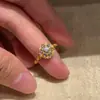 Anillo Medieval Hueco de Flor Azul Incrustado con Diamantes para Mujer, Lujo Ligero, Gama Alta, Anillo Versátil, Retro, Personalizado, Elegante Anillo para Dedo Índice