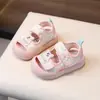 Zapatos para caminar para bebés y niños pequeños, nuevo estilo de verano, sandalias cerradas para niñas, suela suave, antideslizantes, lindas sandalias de playa anti-patada para niños