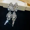 Brincos geométricos vazados cravejados de diamantes, os mais vendidos na Europa e América, brincos de luxo leve de alta qualidade, brincos de moda requintados e elaborados para festas de mulheres