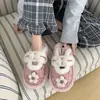 Nuevas pantuflas caseras florales de invierno 2026, de suela plana, mullidas y adecuadas para usar al aire libre, con suela suave y diseño de punta cerrada, perfectas para uso posparto, estilo mujer