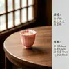 Una colección de juegos de té de cerámica color rosa melocotón, delicados y pintados a mano, que incluyen tazas de té, cuencos con tapa, teteras, posavasos y bandejas de té, perfectos para una ceremonia del té tradicional china