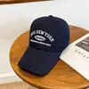 Nueva gorra bordada con letras estilo coreano para hombres y mujeres, adecuada para todas las estaciones, gorra de béisbol versátil para exteriores que hace que la cara se vea más pequeña, gorra de béisbol estilo americano