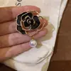 Broche Camélia de Liga com Gola Anti-Exposição Acessório de Alfinete Novo Estilo Primavera/Verão 2026 Novo Modelo Broche de Luxo de Alta Qualidade