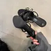 Mules de salto alto Chuyuji com alça de laço requintada estilo francês para mulheres, sandálias versáteis de salto fino pontiagudas com bico aberto para o verão de 2026