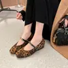 Aumento de altura interna de 3,5 cm ~ Sapatos Mary Jane femininos, estilo francês para primavera e outono, bico quadrado, tira de fivela rasa, sapatos de salto único com estampa de leopardo