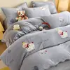 Conjunto Espesso de Quatro Peças Outono e Inverno Capa de Edredom de Veludo Leite Lençol de Cama Colcha de Pelúcia Dupla Face Lençol com Elástico Conjunto de Três Peças para Dormitório Estudantil