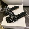 Verano 2025 nuevo zapato cuadrado con suela plana para usar en exteriores sandalias y pantuflas moda femenina retro zapatos con pedrería moda femenina