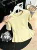 Camiseta de manga curta com borda de lótus para mulheres, novo estilo de verão, gola redonda simples, modeladora, plus size, com um design de ombro distinto, moda feminina de nicho