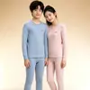 Conjunto de duas peças liso para casa com gola redonda para outono e inverno para meninos e meninas mais velhos 2026, roupa íntima térmica juvenil de algodão Lycra