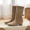 Botas de mujer de tacón alto de nicho de venta caliente transfronteriza otoño e invierno 2026, botas de mujer de punta hasta la pantorrilla con aumento interno de altura, hebilla de cinturón y remaches