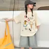 Conjunto para Meninas 2026 Verão Novo Estilo Camiseta com Estampa de Desenho e Shorts Jeans Conjunto Casual de Duas Peças para Verão para Crianças Maiores