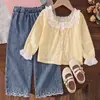 Conjunto Dulce de Otoño para Bebé Baoshin: Conjunto de Dos Piezas: Blusa Larga con Volantes y Diseño Hueco y Pantalones de Mezclilla con Encaje Bordado