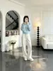 Conjunto casual y deportivo de dos piezas para mujer en otoño: una sudadera con capucha de estilo relajado y pantalones de pierna ancha, diseñados para estilizar y rejuvenecer