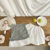 Conjunto de Duas Peças Falso Estilo Novo para Meninas Verão 2026, Conjunto de Duas Peças Elegante com Top Regata de Laço para Bebê e Shorts Florais Tendência