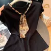 Camiseta de tricô feminina com decote V e manga três quartos, novo estilo de verão com design jacquard de lenço de seda em cores contrastantes, top interno de puxar