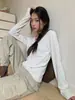 Camiseta elegante e simples para mulheres, com decote em U estilo pescoço de cisne e mangas compridas, com toque macio e fluido, adequada para outono e inverno, estilo coreano com botões de concha e tecido base elástico