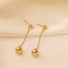Aretes colgantes largos de acero de titanio chapado en oro de 18 quilates, aretes de personalidad simples con cuentas de bola, accesorios retro versátiles para el día a día