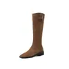 Nuevas botas de pelo de cuero mate 2023 punta redonda tacón grueso tacón bajo botas de estilo occidental botas con hebilla de cinturón botas altas retro para mujer