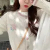 Novo modelo estilo coreano para o início da primavera, fio mesclado, color-blocking, gola redonda, cardigã de tricô de abotoamento simples com bordado, jaqueta cardigã de estilo jovem para mulheres