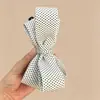 Pinza de plátano en forma de corazón Melard marrón, un accesorio para el cabello sofisticado y minimalista con un lazo y diseño floral