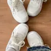 Tênis brancos de sola grossa estilo doce para mulheres, tênis casuais de nicho para estudantes, em estoque, envio direto da fábrica