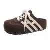 Novos sapatos 2026 de sola grossa, semi-Birkenstock, sapatos com molas que aumentam a altura, super populares, chinelos fechados para mulheres usarem na rua