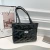 Bolso de chaqueta acolchado de algodón para mujer, gran capacidad, nuevo otoño e invierno 2024, bolso de compras de hombro combinable, bolso de mano informal para uso diario.