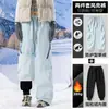 Popular conjunto de dos piezas unisex tres en uno para 2026 de pantalones de esquí deportivos a prueba de viento, impermeables, cálidos y resistentes al frío