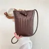 Bolso cruzado de hombro versátil tejido de alta gama para mujer, nuevo para otoño 2026, mini bolso compacto y ligero para teléfono