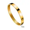 Pulseira Aberta de Titânio Brilhante Europeia e Americana para Casal Aço Inoxidável de 6 Cores Pulseira Simples Personalizável com Gravação Joias