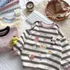 Camiseta básica de otoño a rayas estampadas para bebé niña 2026 nuevo estilo para niña pequeña de algodón antiarrugas top de moda top de celebridad de internet