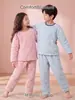 Pijama infantil de forro polar coral, engrosado para otoño e invierno, con diseño jacquard de patrón de diamantes, hecho de franela, con cuello redondo, mangas largas y pantalones largos, proporcionando calidez