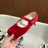 Sapatos Baixos de Dedo Dividido Estilo Francês Casco de Porco Modelo Novo 2026 Sapatos Mary Jane Estampados de Leopardo Raso Mocassins de Veludo Retrô