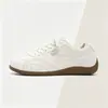 Zapatillas de entrenamiento blancas lechosas alemanas para mujer, de suela blanda, ligeras, zapatos blancos retro, zapatos casual de cuero versátiles para ir al trabajo de otoño 2026