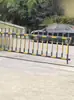 Instalação de Postes para Portão, Postes para Cerca, Corrimãos Cinza-Amarelo, Cinza e Preto, Postes de Elevação para Estacionamento Comunitário