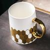 Taza de Cerámica Geométrica Dorada de Lujo Ligero de Venta Caliente Transfronteriza con Tapa y Cuchara Té Aromático Leche Regalo Acompañante Taza de Agua