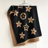 Nueva Colección Otoño/Invierno 2026: Bufanda Jacquard Floral de Cuatro Hojas, Chal Multifuncional de Alta Gama para Mujer para Viajes y Ropa de Abrigo, Imitación Cachemir