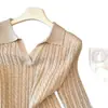 Suéter de malha com gola polo e manga longa feminino, coleção outono/inverno 2026, caimento justo, valoriza a silhueta, versátil, macio e jovial, perfeito como peça base.