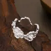 Exclusividad transfronteriza: anillo abierto moderno y exquisito con flores de circonita cúbica tachonadas de diamantes, un diseño de nicho y de alta gama, ajustable, perfecto como regalo para amigos cercanos
