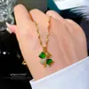 [Acero de Titanio] Lujo Ligero Flor de Cuatro Pétalos con Microincrustaciones de Circonita Esmeralda y Diamantes Completos Colgante Chapado en Cobre Dorado Estilo ins