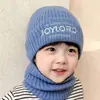 Set de dos piezas de gorro con temática de dinosaurios, nuevo estilo otoño/invierno, gorro para bebé que cubre las orejas, gorro de punto unisex, disponible para producción personalizada